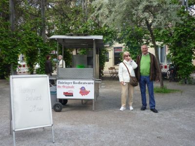 Christel und Dieter wollen eine Thüringer Bratwurst........