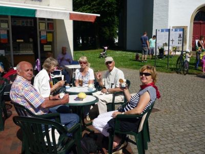 Glückstadt Marktplatz   --  Beim Eis essen